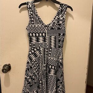 Noble U Monochrome Abstract Midi Dress